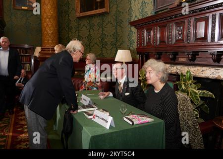 Peter Snow; Ann MacMillian; AN Wilson; Lucy Lethbridge; Oldie lit Lunch 15-11-22 The Liberal Club; Stockfoto