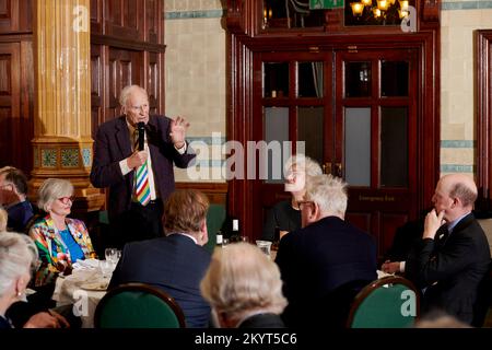 Peter Snow; Ann MacMillian; AN Wilson; Lucy Lethbridge; Oldie lit Lunch 15-11-22 Neil Spence Photography; der Liberale Club; Stockfoto