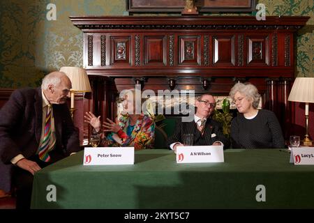 Peter Snow; Ann MacMillian; AN Wilson; Lucy Lethbridge; Oldie beleuchtete Mittagessen 15-11-22 Stockfoto