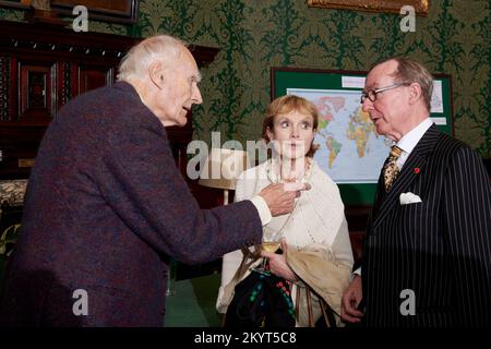 Peter Snow; Madeline Smith; AN Wilson; Oldie lit Lunch 15-11-22, The Liberal Club; Stockfoto