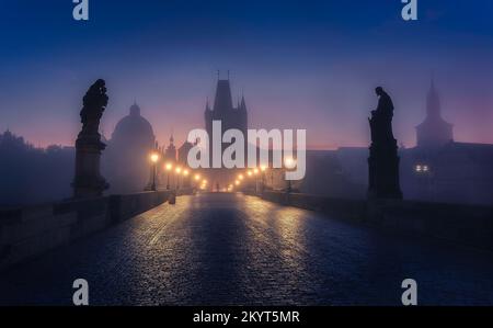 Karlsbrücke bei Sonnenaufgang. Prag, Tschechische Republik Stockfoto