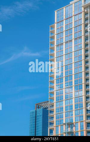 Außenansicht eines Wohngebäudes in einer Wohngegend in der Innenstadt von Austin Texas. Skyline der Stadt mit Wohnungen oder Geschäften vor einem wolkenlosen blauen Himmel Stockfoto