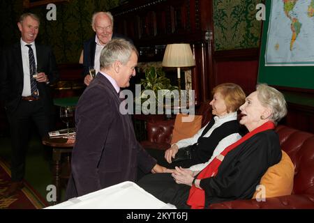 Hugh Bonneville, Siân Phillips, Prunella Scales und Timothy West bei den Oldie of the Year Awards 2022 Stockfoto