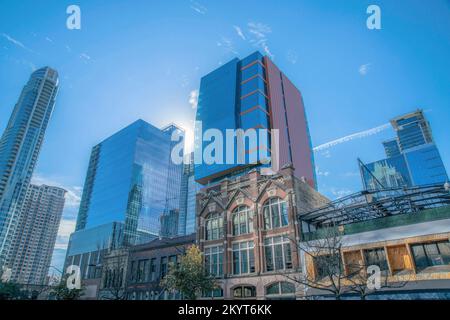 Außenansicht von Büros oder Wohnungen in der Innenstadt von Austin Texas vor blauem Himmel. Die hohen modernen Gebäude spiegeln die städtische Landschaft auf dem gla wider Stockfoto