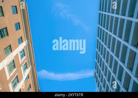Appartements im Wohngebiet von Austin Texas unter blauem Himmel. Blick auf die Skyline der Stadt mit Blick auf Wohn- oder Bürogebäude Stockfoto