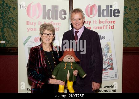 Karen Jankel, Tochter von Michael Bond, mit Paddington und Hugh Bonneville bei den Oldie of the Year Awards 2022 Stockfoto