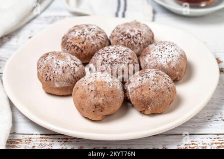 Feigenkekse. Kekse mit Feigenfüllung auf Holzboden. Schließen Stockfoto