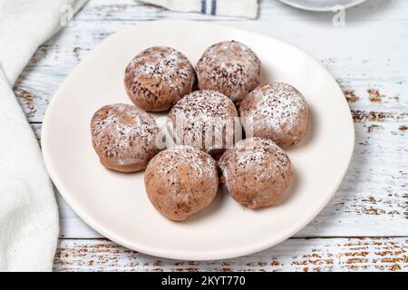 Feigenkekse. Kekse mit Feigenfüllung auf Holzboden. Schließen Stockfoto