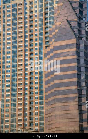 Apartments oder Wohnanlagen in Austin Texas mit Balkonen und Glasfassade. Moderne Gebäude in einem Wohngebiet der Stadt, von außen gesehen Stockfoto