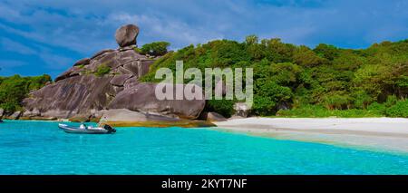 Türkisfarbenes Meer und weißer Strand auf der tropischen Insel Similan Island Thailand an einem sonnigen Tag mit einem leeren Strand Stockfoto