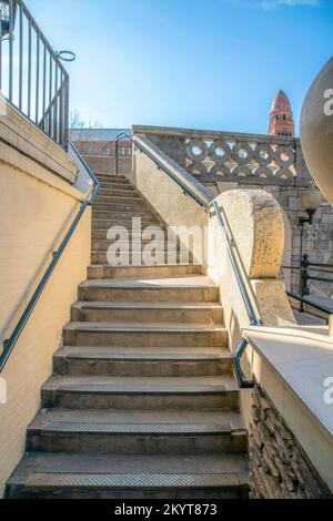 Treppe im San Antonio River Walk Texas, die zu einer Brücke oder einem Gebäude führt. Ein beliebtes Touristenziel mit Blick auf einen Treppensteig für Besucher Stockfoto