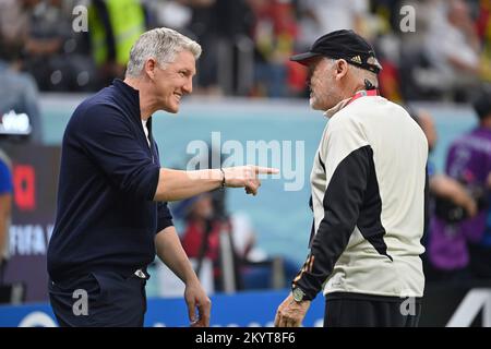 Al Khor, Katar. 01.. Dezember 2022. Von links: Bastian SCHWEINSTEIGER mit Hermann GERLAND. Costa Rica (CRC) - Deutschland (GER) 2-4 Gruppenstufe Gruppe E, Spiel 44 am 12./01. Mai 2022, Al Bayt Stadium. Fußball-Weltmeisterschaft 2022 in Katar ab 20,11. - 18.12.2022? Kredit: dpa/Alamy Live News Stockfoto