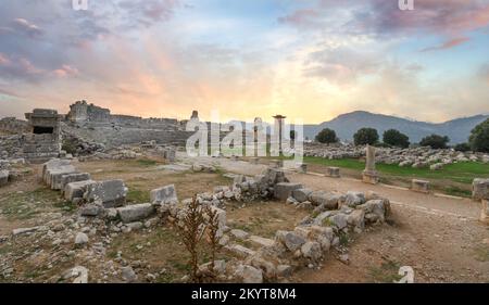 Xanthos Antike Stadt. Grabdenkmal und die Ruinen der antiken Stadt Xanthos - Letoon in Kas, Antalya, Türkei bei Sonnenuntergang. Hauptstadt von Lycia. Stockfoto