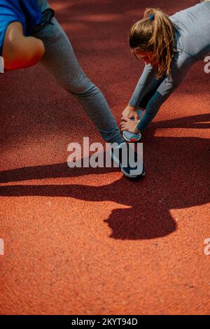 Sportliches Paar, das zusammen Körperübungen macht Stockfoto