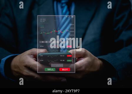 Geschäftsmann, der ein mobiles Smartphone verwendet und mit Börseninvestitionen zusammenarbeitet, um Analysedaten zu Handelsdaten zu melden. Statistikaustauschdiagramm auf dem Bildschirm. Finanziell Stockfoto