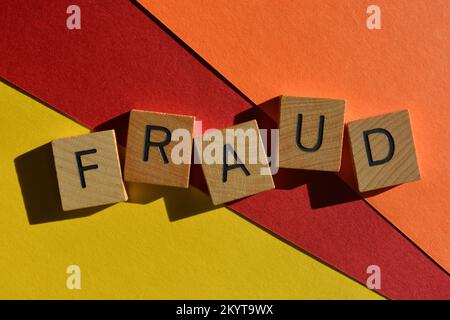 Betrug, Wort in hölzernen Buchstaben isoliert auf Hintergrund Stockfoto