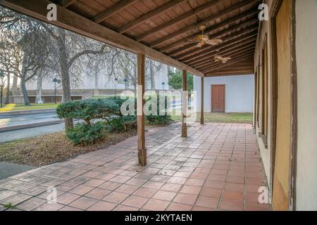 Veranda eines alten historischen und verlassenen Gebäudes in San Antonio Texas. Außenseite einer verwitterten Struktur mit einer Holztür und abgedeckten Fenstern Stockfoto