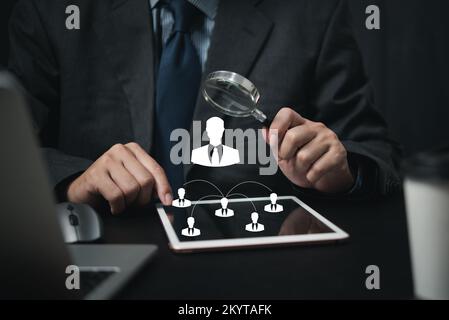 Lupenglas für Personalmanagement zum Suchen und Auswählen von Stellenbewerbern, Personalentwicklung, Personalbeschaffung und Konzept für die Stellensuche HRM Stockfoto