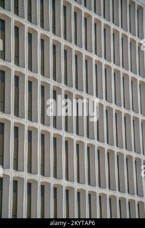Rechteckige Fenster in einem modernen Gebäude in San Antonio Texas. Außenansicht der Fenster einer Bürogebäudefassade mit sich wiederholender geometrischer Oberfläche Stockfoto
