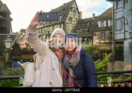Glückliche Mutter und Tochter machen Selfie auf der Straße auf dem Smartphone Stockfoto