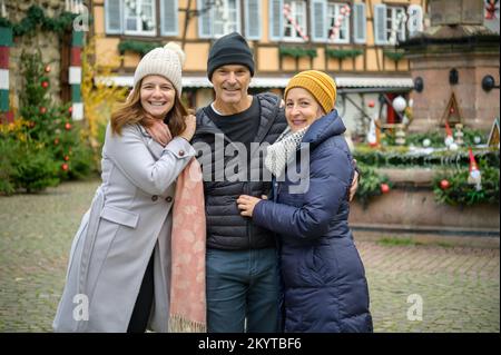 Glückliche Familie in der Innenstadt während der Weihnachtsfeiertage Stockfoto