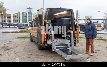 Hamburg, Deutschland. 02.. Dezember 2022. Ein Moia Fahrer demonstriert die Rollstuhllift-Plattform in einem Bus, in dem Rollstuhlfahrer ab Januar 2023 10000 zugängliche Haltestellen in Hamburg erreichen können. Kredit: Markus Scholz/dpa/Alamy Live News Stockfoto