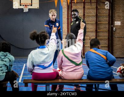 AMSTERDAM - 02/12/2022, Andries Jonker, nationaler Trainer des Oranje Leeuwinnen, gibt Fußballunterricht an seiner alten Schule, der Amsterdam Van Houte Schule für Sonderausbildung, im Rahmen des Schulfußballs im Klassenzimmer. ANP REMKO DE WAAL niederlande raus - belgien raus Stockfoto