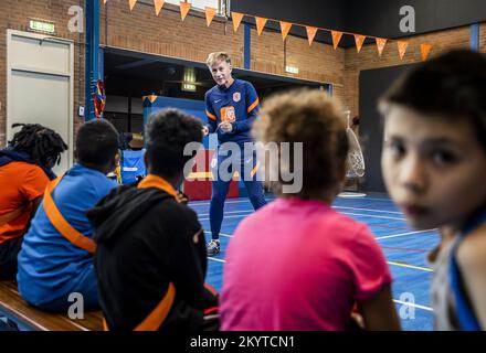 AMSTERDAM - 02/12/2022, Andries Jonker, nationaler Trainer des Oranje Leeuwinnen, gibt Fußballunterricht an seiner alten Schule, der Amsterdam Van Houte Schule für Sonderausbildung, im Rahmen des Schulfußballs im Klassenzimmer. ANP REMKO DE WAAL niederlande raus - belgien raus Stockfoto