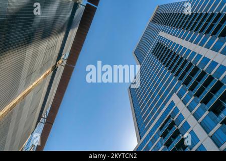 Austin, Texas - zwei Gebäude übereinander in einem niedrigen Winkel. Es gibt ein Gebäude auf der linken Seite mit einer Metallwand über dem Gebäude auf der rechten Seite w Stockfoto