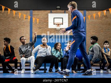 AMSTERDAM - 02/12/2022, Andries Jonker, nationaler Trainer des Oranje Leeuwinnen, gibt Fußballunterricht an seiner alten Schule, der Amsterdam Van Houte Schule für Sonderausbildung, im Rahmen des Schulfußballs im Klassenzimmer. ANP REMKO DE WAAL niederlande raus - belgien raus Stockfoto