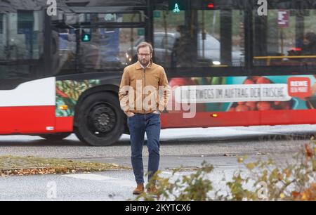 Hamburg, Deutschland. 02.. Dezember 2022. Anjes Tjarks (Grüne), Senator für Transport und Mobilitätswechsel in Hamburg, kommt zu Fuß zu einem Pressetermin. Kredit: Markus Scholz/dpa/Alamy Live News Stockfoto