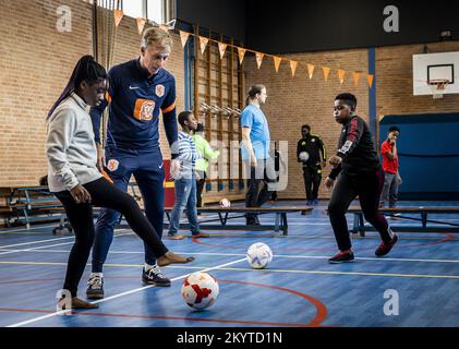 AMSTERDAM - 02/12/2022, Andries Jonker, nationaler Trainer des Oranje Leeuwinnen, gibt Fußballunterricht an seiner alten Schule, der Amsterdam Van Houte Schule für Sonderausbildung, im Rahmen des Schulfußballs im Klassenzimmer. ANP REMKO DE WAAL niederlande raus - belgien raus Stockfoto