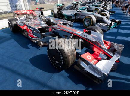 Vorderansicht aus drei Quartalen des 2008 Formel-1-Meisterschaftssiegers Sir Lewis Hamiltons McLaren MP4-23 auf dem Silverstone Classic 2022 Stockfoto