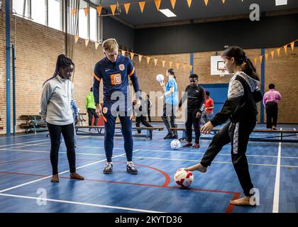 AMSTERDAM - 02/12/2022, Andries Jonker, nationaler Trainer des Oranje Leeuwinnen, gibt Fußballunterricht an seiner alten Schule, der Amsterdam Van Houte Schule für Sonderausbildung, im Rahmen des Schulfußballs im Klassenzimmer. ANP REMKO DE WAAL niederlande raus - belgien raus Stockfoto