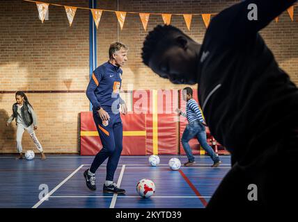 AMSTERDAM - 02/12/2022, Andries Jonker, nationaler Trainer des Oranje Leeuwinnen, gibt Fußballunterricht an seiner alten Schule, der Amsterdam Van Houte Schule für Sonderausbildung, im Rahmen des Schulfußballs im Klassenzimmer. ANP REMKO DE WAAL niederlande raus - belgien raus Stockfoto