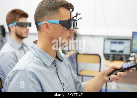 Ein Foto von zwei Männern, die mit einer Brille stehen Stockfoto