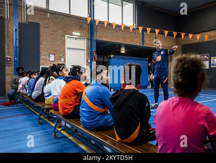 AMSTERDAM - 02/12/2022, Andries Jonker, nationaler Trainer des Oranje Leeuwinnen, gibt Fußballunterricht an seiner alten Schule, der Amsterdam Van Houte Schule für Sonderausbildung, im Rahmen des Schulfußballs im Klassenzimmer. ANP REMKO DE WAAL niederlande raus - belgien raus Stockfoto