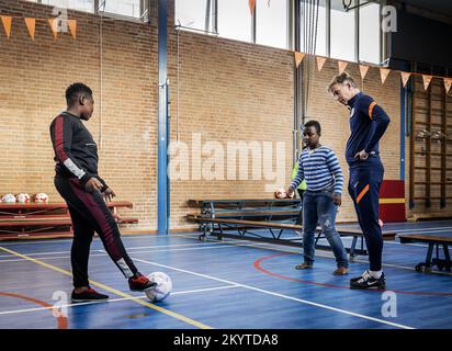 AMSTERDAM - 02/12/2022, Andries Jonker, nationaler Trainer des Oranje Leeuwinnen, gibt Fußballunterricht an seiner alten Schule, der Amsterdam Van Houte Schule für Sonderausbildung, im Rahmen des Schulfußballs im Klassenzimmer. ANP REMKO DE WAAL niederlande raus - belgien raus Stockfoto