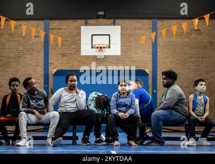 AMSTERDAM - 02/12/2022, Andries Jonker, nationaler Trainer des Oranje Leeuwinnen, gibt Fußballunterricht an seiner alten Schule, der Amsterdam Van Houte Schule für Sonderausbildung, im Rahmen des Schulfußballs im Klassenzimmer. ANP REMKO DE WAAL niederlande raus - belgien raus Stockfoto