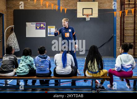 AMSTERDAM - 02/12/2022, Andries Jonker, nationaler Trainer des Oranje Leeuwinnen, gibt Fußballunterricht an seiner alten Schule, der Amsterdam Van Houte Schule für Sonderausbildung, im Rahmen des Schulfußballs im Klassenzimmer. ANP REMKO DE WAAL niederlande raus - belgien raus Stockfoto