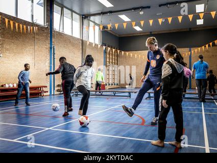 AMSTERDAM - 02/12/2022, Andries Jonker, nationaler Trainer des Oranje Leeuwinnen, gibt Fußballunterricht an seiner alten Schule, der Amsterdam Van Houte Schule für Sonderausbildung, im Rahmen des Schulfußballs im Klassenzimmer. ANP REMKO DE WAAL niederlande raus - belgien raus Stockfoto