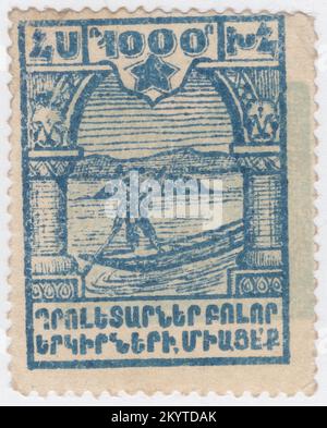 ARMENIEN - 1922 Uhr: Eine Briefmarke mit 1000 Rubel, mattschwarzblau und blassblau, die den Bauern auf dem Boot darstellt. Offiziell ist die Republik Armenien ein Binnenland im armenischen Hochland Westasiens. Es ist Teil der Kaukasusregion und grenzt im Westen an die Türkei, im Norden an Georgien, an den Lachin-Korridor (unter russischer Besatzungsmacht) und im Osten an Aserbaidschan und im Süden an den Iran und an die Aserbaidschan-Exklave von Nakhchivan. Eriwan ist die Hauptstadt, die größte Stadt und das Finanzzentrum. Armenien ist ein einheitlicher, demokratischer Mehrparteienstaat mit einem alten kulturellen Erbe Stockfoto