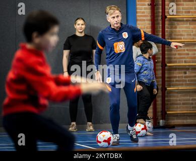 AMSTERDAM - 02/12/2022, Andries Jonker, nationaler Trainer des Oranje Leeuwinnen, gibt Fußballunterricht an seiner alten Schule, der Amsterdam Van Houte Schule für Sonderausbildung, im Rahmen des Schulfußballs im Klassenzimmer. ANP REMKO DE WAAL niederlande raus - belgien raus Stockfoto