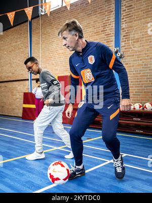 AMSTERDAM - 02/12/2022, Andries Jonker, nationaler Trainer des Oranje Leeuwinnen, gibt Fußballunterricht an seiner alten Schule, der Amsterdam Van Houte Schule für Sonderausbildung, im Rahmen des Schulfußballs im Klassenzimmer. ANP REMKO DE WAAL niederlande raus - belgien raus Stockfoto