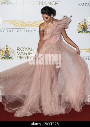 London, Großbritannien. 01.. Dezember 2022. Fatma Said wurde auf dem roten Teppich für die Royal Variety Performance in der Royal Albert Hall in London gesehen. Kredit: SOPA Images Limited/Alamy Live News Stockfoto