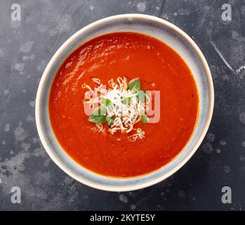 Kopfaufnahme pürierter Tomatensuppe mit geriebenem Parmesan Stockfoto