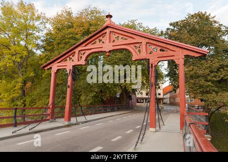 Roter Holzbogen am Eingang der Old Town Bridge. Trondheim, Norwegen Stockfoto