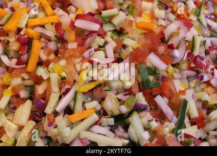 Fein gehackter bunter frischer Salat und Gemüse. Stockfoto
