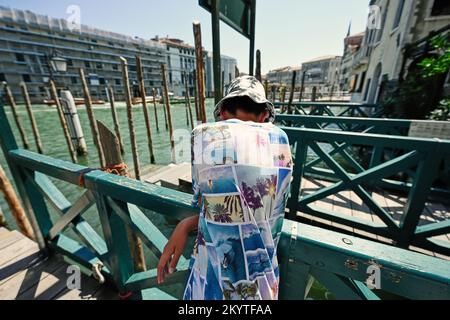 Junge Touristen tragen panama Stand und warten in hölzernen Gondel Dock, Venedig, Italien. Stockfoto