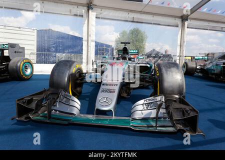 Vorderansicht des Mercedes F1 W06 Hybrid, der die Formel-1-Meisterschaft Sir Lewis Hamiltons 2015 gewonnen hat, auf dem Silverstone Classic 2022 Stockfoto